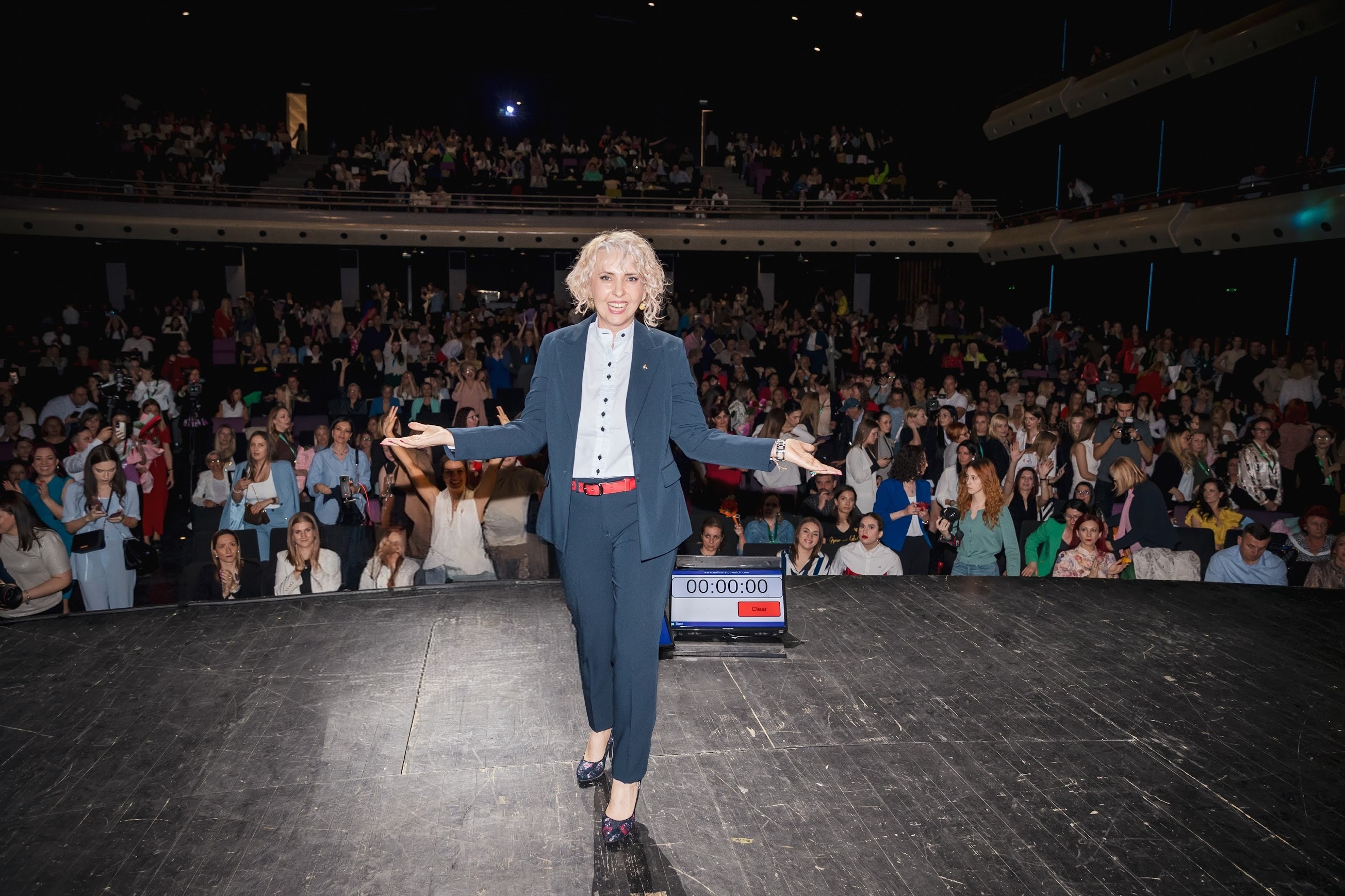 Anita Falamić drži predavanje na pozornici pred publikom