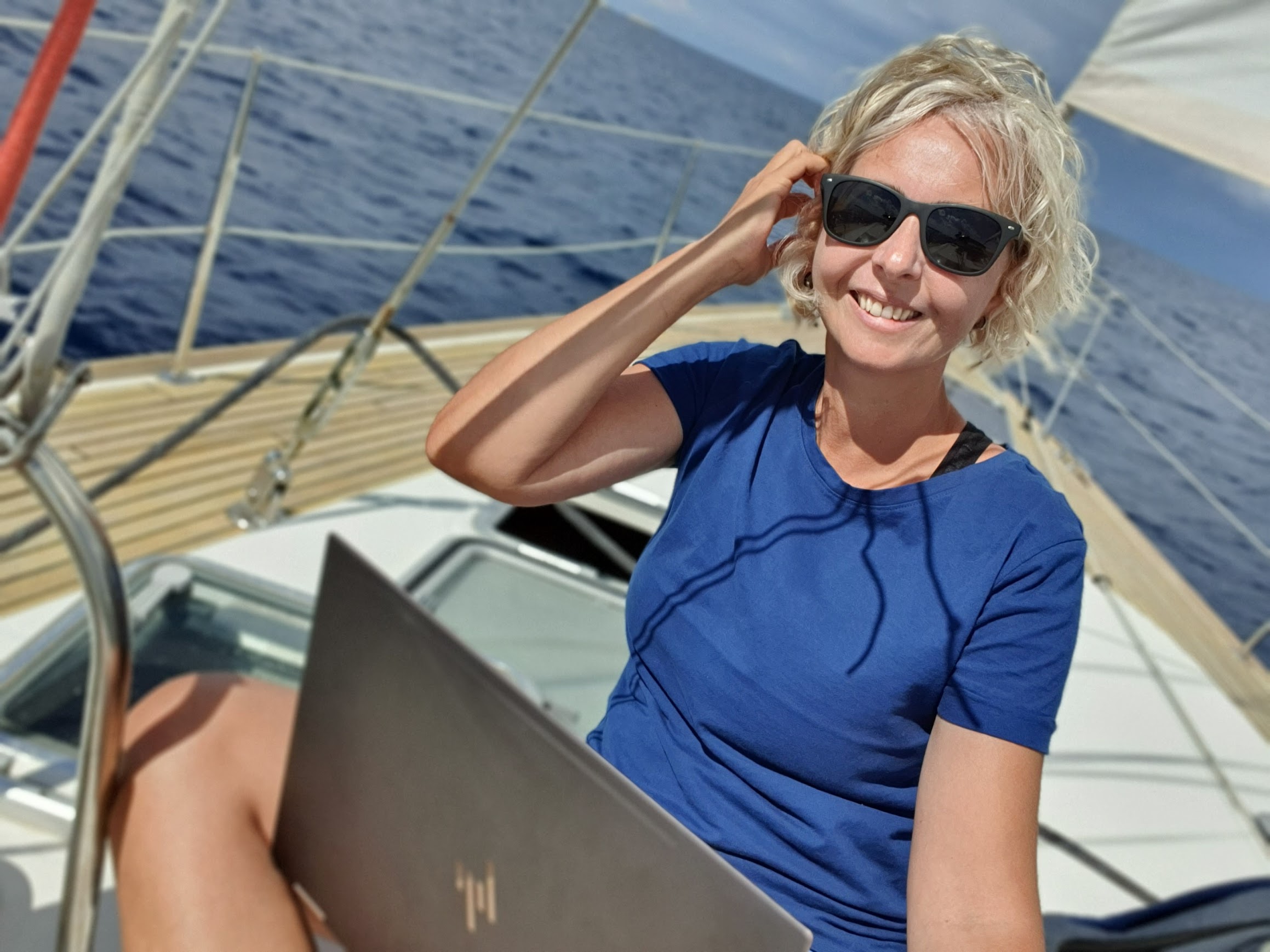 Anita Falamić radi na laptopu dok jedri